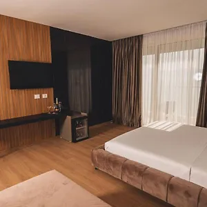 Hotel Grand Mirage, Wlora