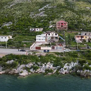 Pensjonat Lakefront House, Široka
